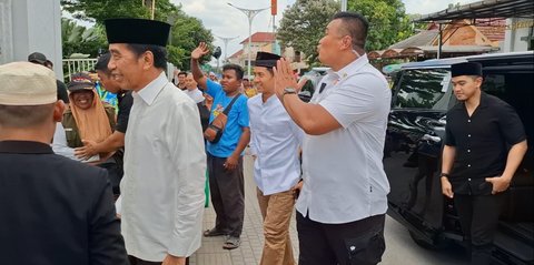 Potret Jokowi Ajak Kaesang Salat Jumat di Masjid Sheikh Zayed Solo, Jemaah Berebut Salaman & Swafoto