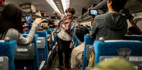 FOTO: Horor! Gerombolan Zombie Teror Penumpang Kereta Peluru Shinkansen di Jepang