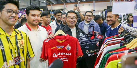 Senyum Semringah Ridwan Kamil Borong Jersey Persija di JCC