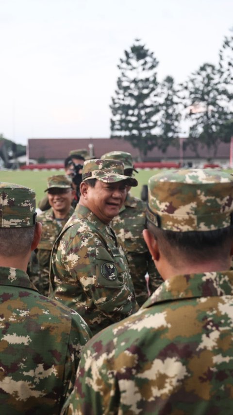 VIDEO: Prabowo Pakai Seragam Loreng Tanpa Bintang Empat Bareng Menteri di Akmil Magelang