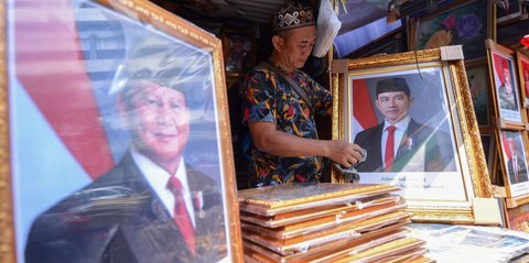 FOTO: Penjualan Pigura Foto Prabowo dan Gibran Laris Manis, Dijual Mulai Rp90 Ribuan