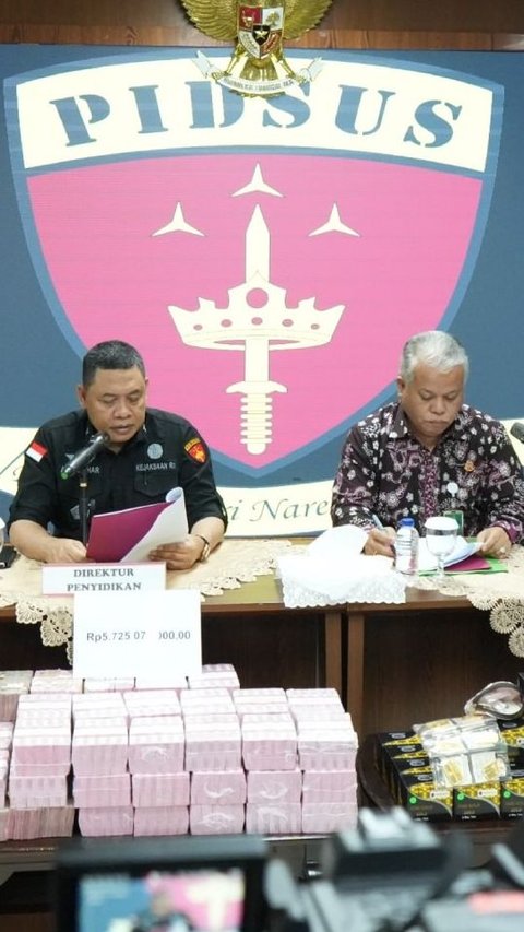 Video Penampakan Uang Rp 920 Miliar dan Emas 51 Kg Hasil Penggeledahan dari Tersangka `ZR` Mantan Pejabat MA