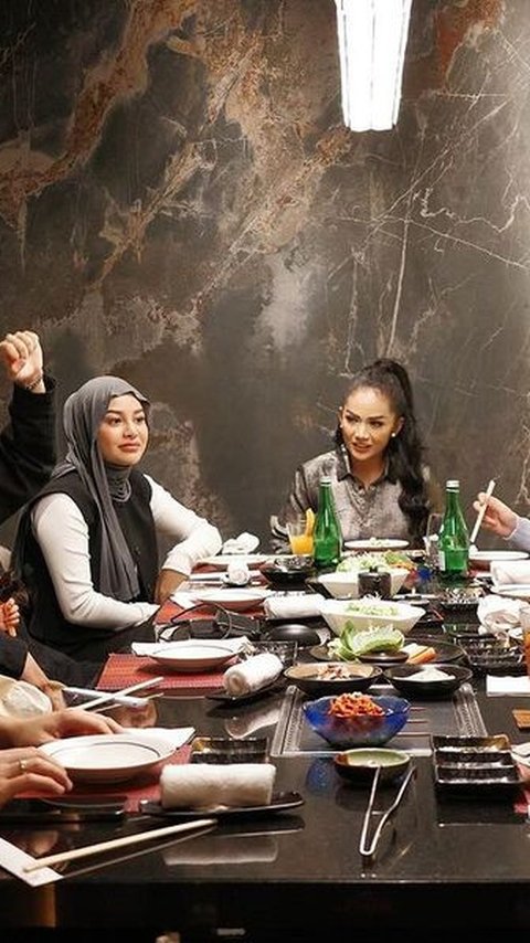 Makin Stunning Usai Langsing, Potret Aurel Hermansyah Makan Bareng Kris Dayanti & Yuni Shara Jadi Sorotan