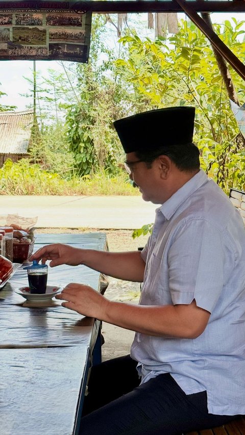 Pensiunan Bintang 4 TNI AU Santai Ngopi Rp5 Ribu di Warung Kampung, Nikmat Ditemani Pisang Goreng