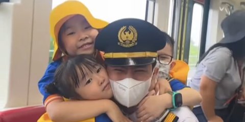 Girangnya Anak SD Foto Bareng Masinis LRT, Posenya di Luar Dugaan Sampai Ramai jadi Sorotan