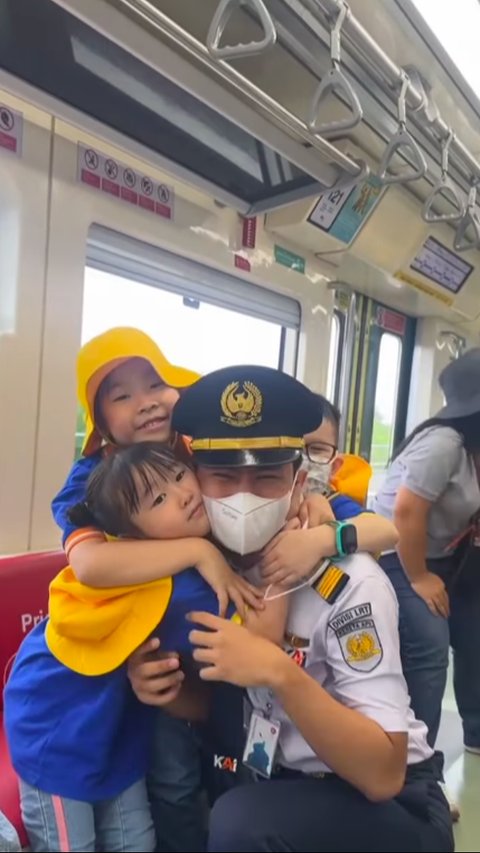 Girangnya Anak SD Foto Bareng Masinis LRT, Posenya di Luar Dugaan Sampai Ramai jadi Sorotan