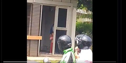 Momen Menegangkan Bocah Perempuan Disandera Ayah Kandung di Pos Polisi Pejaten, Korban Menangis Leher Dikalungi Pisau