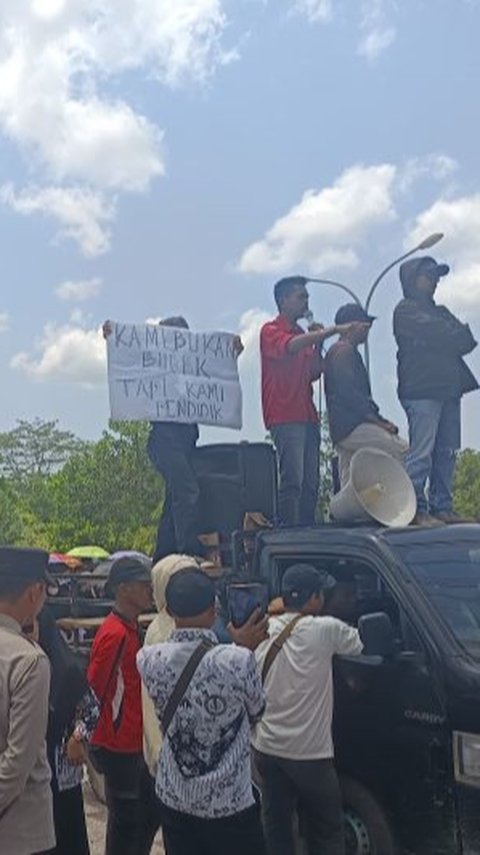 Kawal Sidang Lanjutan Supriyani Dituduh Pukul Siswa Anak Polisi, Ratusan Guru Baca Yasin di Depan PN Andoolo