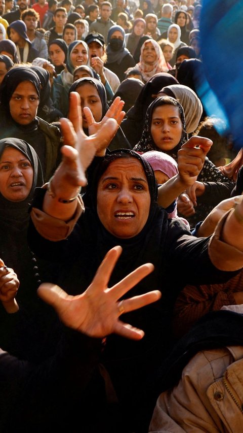 FOTO: Potret Pilu Ribuan Orang Kelaparan Berdesakan Antre Roti di Jalur Gaza