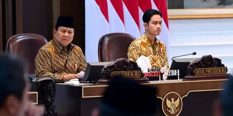 VIDEO: Survei Indikator: 85,3% Publik Yakin ke Prabowo, Efek Bulan Madu Politik & Pisau Bermata Dua