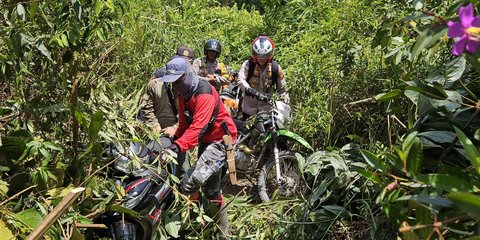 Misi Personel Polri Tembus Hutan Belantara Menuju Dusun Terpencil di Pelalawan