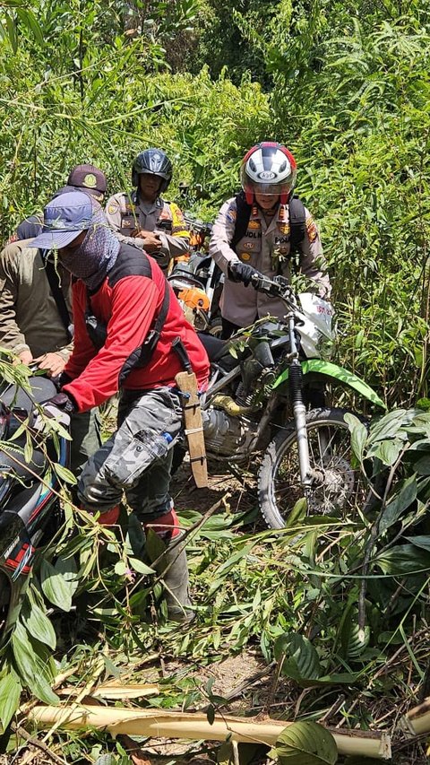 Misi Personel Polri Tembus Hutan Belantara Menuju Dusun Terpencil di Pelalawan