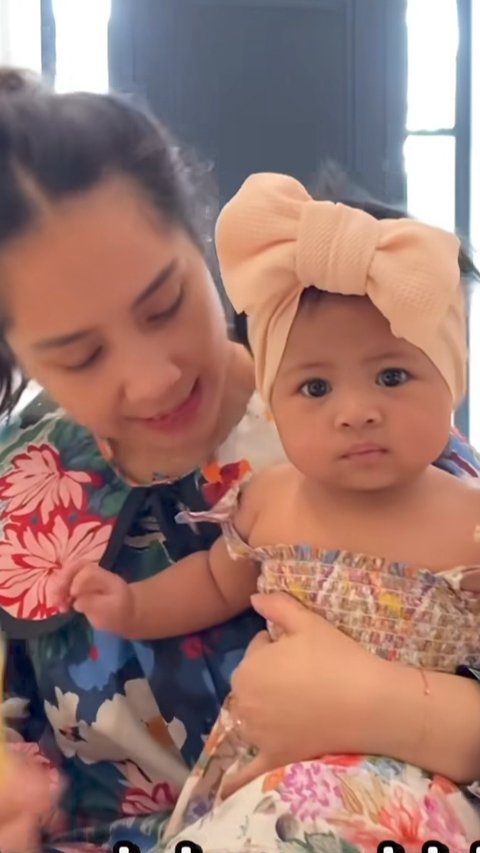 Potret Baby Lily Pakai Baju ala Rosalinda, Heboh Disebut Akting Pas Disuapi Makan Pisang sama Nagita Slavina