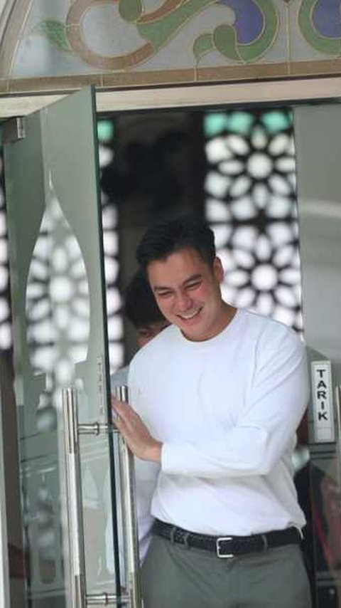 Potret Baim Wong Salat Zuhur Sebelum Sidang Mediasi, Irit Bicara Soal Isu Perselingkuhan Paula Verhoeven