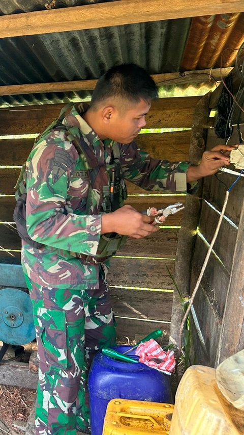 Papua Terang, Raider 501/Bajra Yudha Kostrad Pasang Lampu Solar Cell di Distrik Aifat Disambut Warga