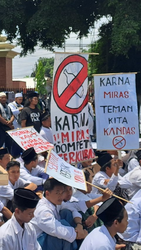 Polda DIY Digeruduk Massa, Desak Usut Kasus Penusukan dan Penganiayaan Santri