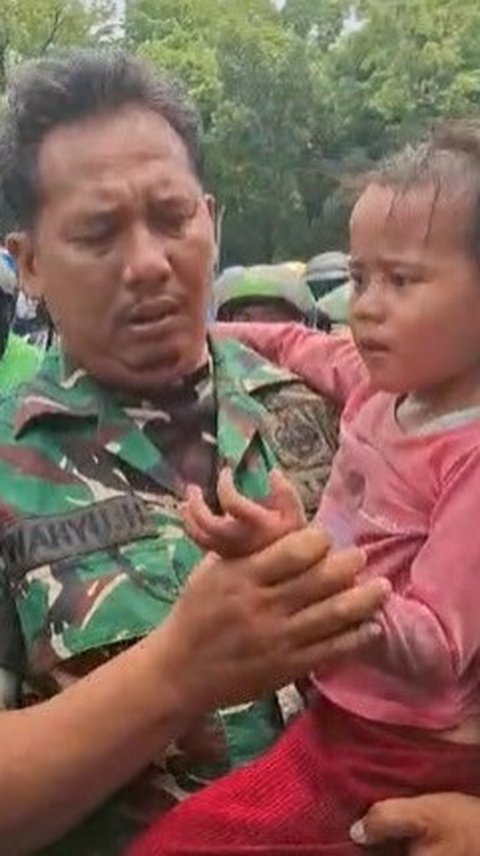 VIDEO: Rekaman Aksi Heroik Babinsa TNI Selamatkan Bocah Perempuan Disandera Pakai Pisau