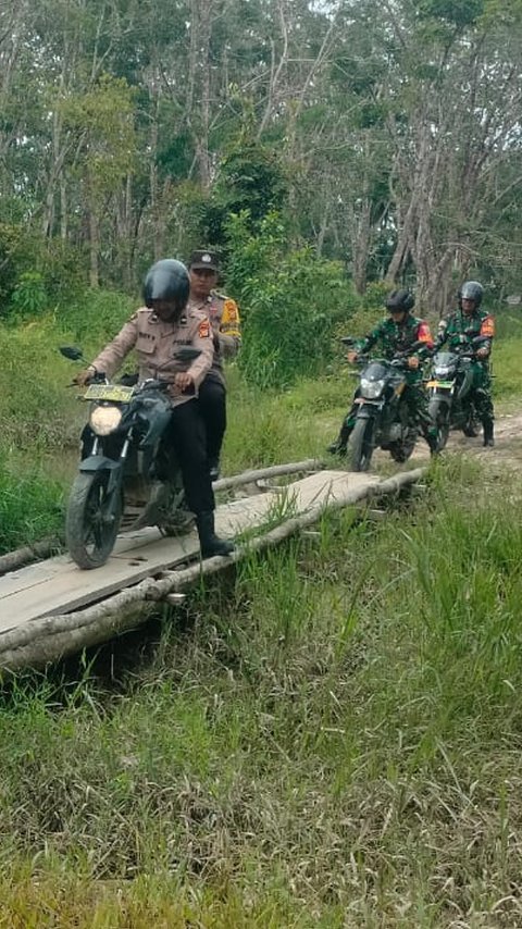 Polisi dan TNI Susuri Jalan Setapak Temui Warga Sampaikan Pesan Pilkada Damai