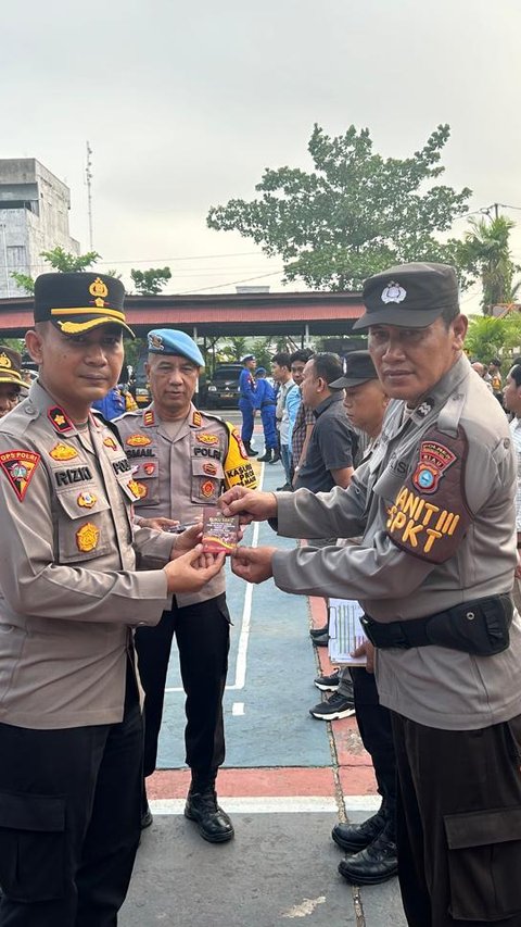 Cegah Pelanggaran Personel di Pilkada, Wakapolres Inhil Bagikan Buku Saku Netralitas Polri