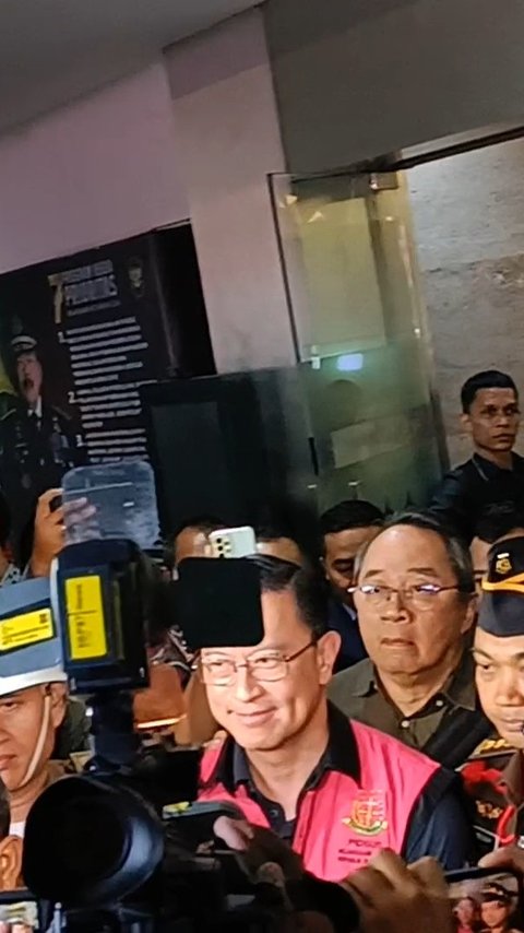 Senyum Lebar, Ini Penampakan Tom Lembong Pakai Rompi Tahanan Kejagung usai jadi Tersangka Korupsi