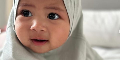 Potret Baby Lily Berhijab Bikin Gemas, Pipi Makin Chubby dan Disebut Mirip Banget Rayyanza