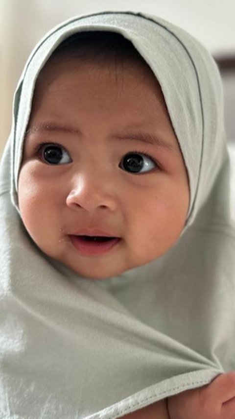 Potret Baby Lily Berhijab Bikin Gemas, Pipi Makin Chubby dan Disebut Mirip Banget Rayyanza