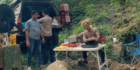 Kapolres Religius Mendadak jadi Chef di Tengah Hutan, Masak Sederhana Disantap Bareng Anak Buah Nikmat Banget