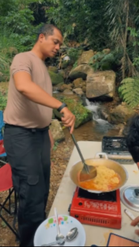 Kapolres Religius Mendadak jadi Chef di Tengah Hutan, Masak Sederhana Disantap Bareng Anak Buah Nikmat Banget