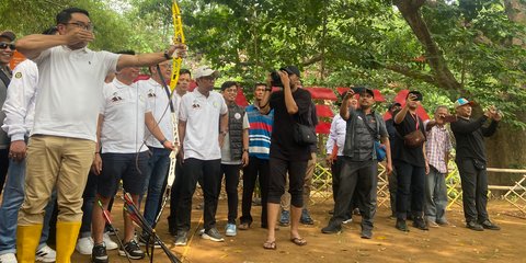 Momen Santai Ridwan Kamil Minum Bir Pletok dan Panahan di Pinggir Kali Ciliwung