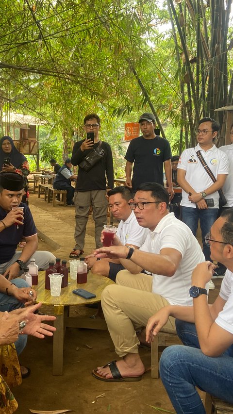 Momen Santai Ridwan Kamil Minum Bir Pletok dan Panahan di Pinggir Kali Ciliwung