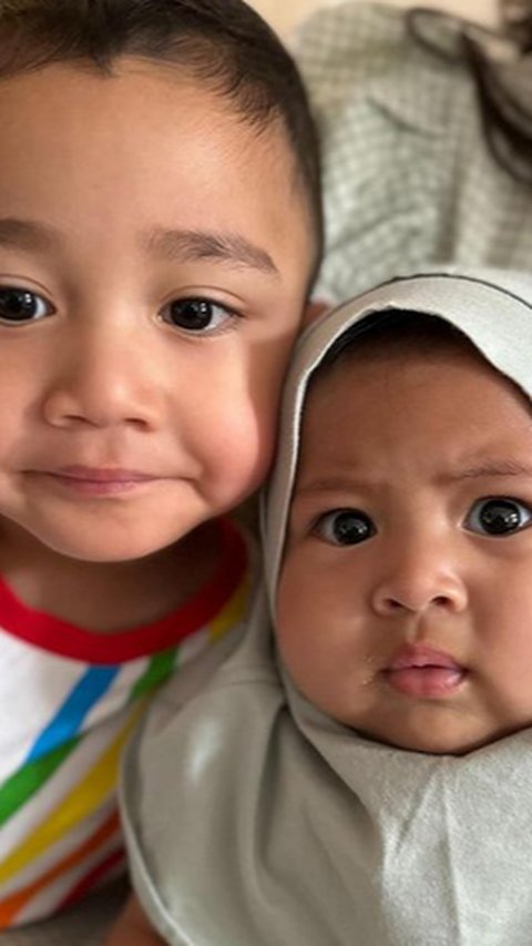 Makin Mirip, Potret Rayyanza & Baby Lily Bak Kembar Kini Sama-sama Miliki Pipi Chubby