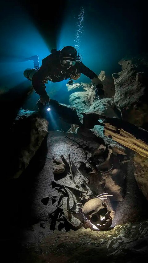 Penyelam Temukan Gua Bawah Laut Menakjubkan, Berisi Sisa-Sisa Artefak Suku Maya dan Fosil Mengejutkan Berusia Ribuan Tahun