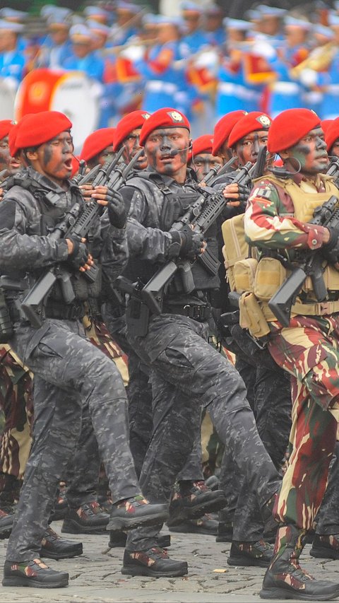 FOTO: Manuver Jet Tempur hingga Defile Pasukan Ramaikan Geladi Bersih HUT ke-79 TNI