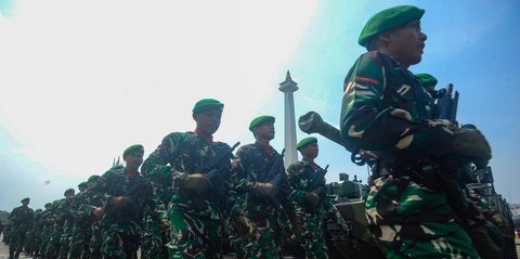 HUT ke-79 TNI di Monas: Bagi Sembako hingga Warga Boleh Numpang Alutsista