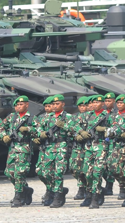 HUT ke-79 TNI di Monas: Bagi Sembako hingga Warga Boleh Numpang Alutsista