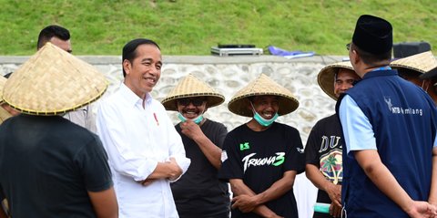 Blusukan ke Pasar di NTT, Jokowi Dapati Harga Lebih Mahal Dibanding Pulau Jawa