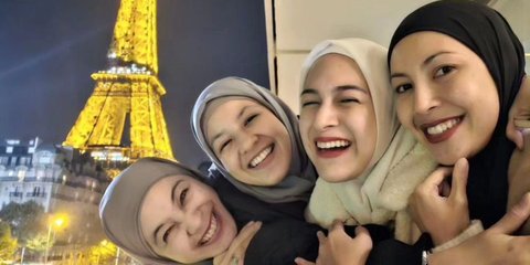 7 Potret Kekompakan Geng Berhijab dari Liburan ke Paris hingga Umrah Bareng, Ada Natasha Rizky hingga Nina Zatulini