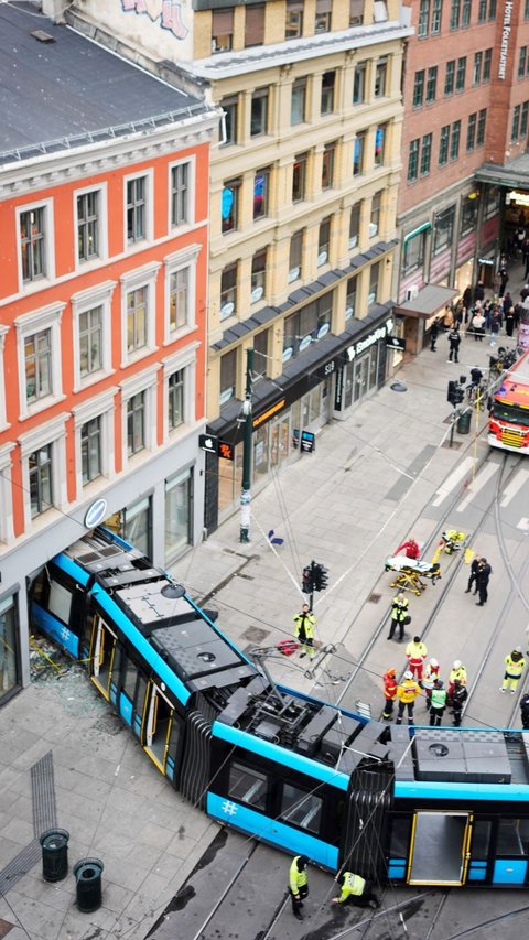 FOTO: Kondisi Trem Tergelincir dan 'Nyelonong' Masuk Toko di Oslo