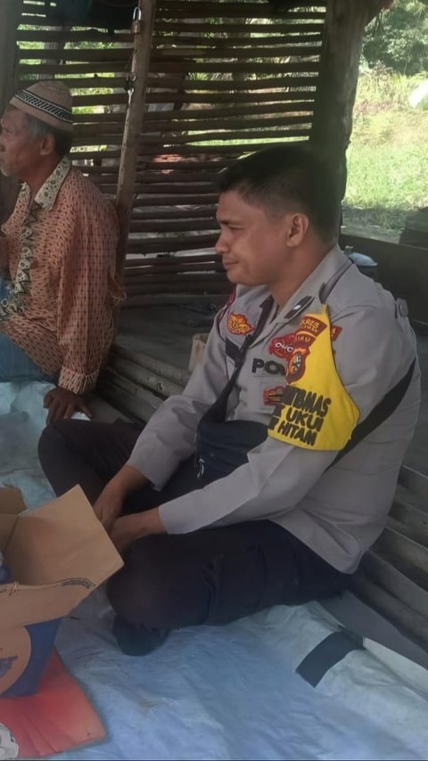 Dari Gubuk Bambu, Personel TNI Polri Bawa Pesan Pilkada Damai ke Warga