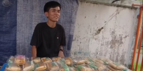 Masih Ingat Tiko Anak Ibu Eny yang Dulu Tinggal di Rumah Terbengkalai? Begini Kabarnya Jualan Kue di Pinggir Jalan