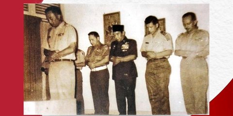 Potret Lawas Kapolri ke-4 jadi Imam Salat di Kantor, Makmumnya Ternyata Soekarno