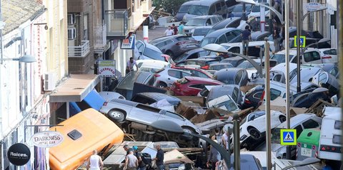 FOTO: Dahsyatnya Banjir Paling Mematikan di Spanyol Terjang Valencia, Mobil-Mobil Hancur Saling Bertumpukan