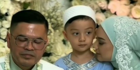 Potret Keakraban Anak Irish Bella dan Haldy Sabri dari CCTV Rumah saat Ditinggal Syuting, Asik Tiduran Sambil Main HP