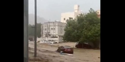 Banjir Parah Terjang Makkah, Masjidil Haram Terendam dan Mobil-Mobil Terseret Arus