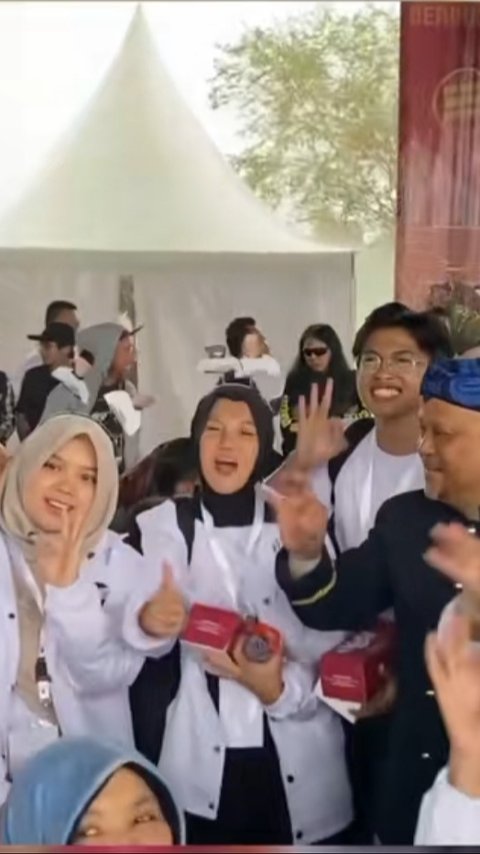 Aksi Emak-emak Pendukung ASIH Joget Lagu Coblos Botakna Viral di TikTok