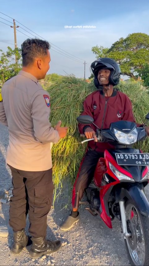 Pria Paruh Baya Kaget Tiba-tiba Disetop Polisi saat Bawa Rumput Pakai Motor, Ternyata Begini Endingnya