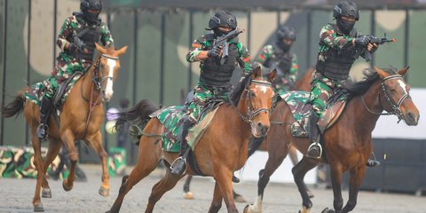 VIDEO: Rekaman Aksi TNI Sangar Bak Perang Kota, Diserbu Pelajar Pramuka Langsung Hormat