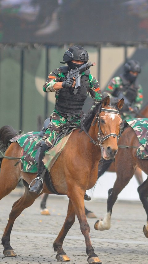 VIDEO: Rekaman Aksi TNI Sangar Bak Perang Kota, Diserbu Pelajar Pramuka Langsung Hormat