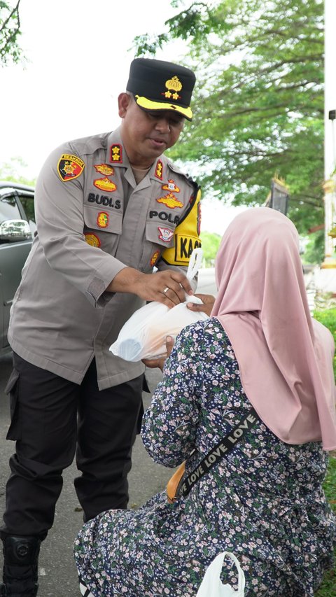 Jumat Berkah Polres Rohul, Kapolres Bagikan Nasi Kotak Sembari TitipKan Pesan Damai Pilkada