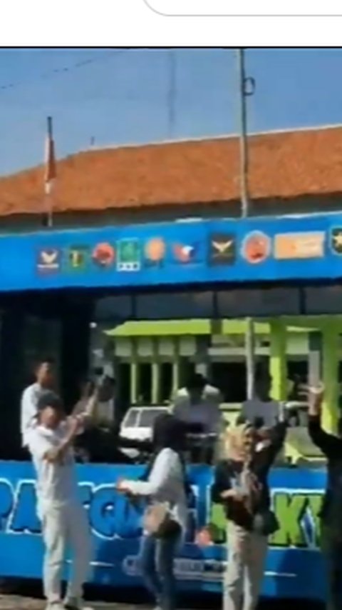 Heboh Kampanye Paslon Bupati Rembang Nekat Gelar Konser Dadakan di Depan Puskesmas, Endingnya Kena 'Semprot' Bawaslu